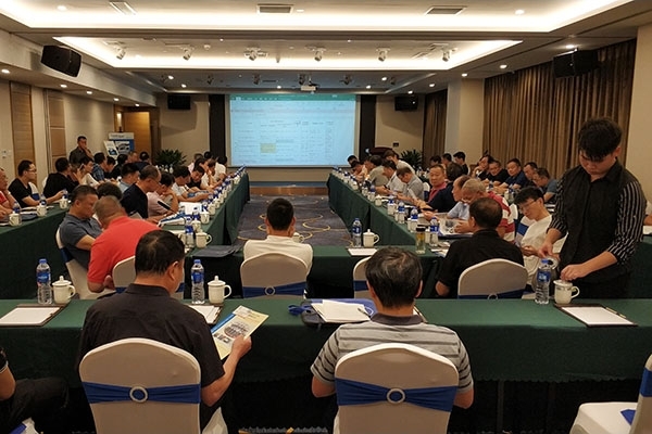 與會代表激烈討論 與會代表激烈討論