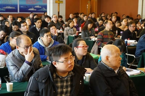與會(huì)代表認(rèn)真聆聽(tīng)報(bào)告 與會(huì)代表認(rèn)真聆聽(tīng)報(bào)告