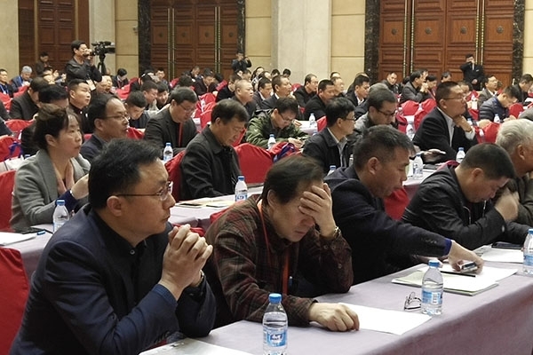 與會人員認(rèn)真聆聽報告 與會人員認(rèn)真聆聽報告