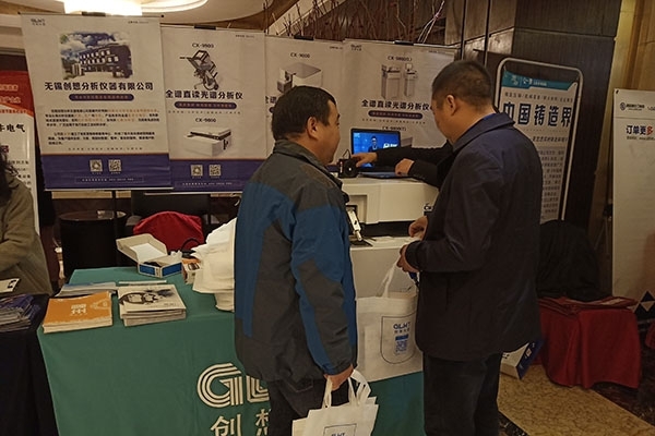 客戶在創(chuàng)想展臺前 客戶在創(chuàng)想展臺前