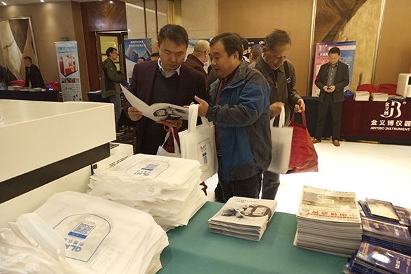 客戶在創(chuàng)想展臺咨詢 客戶在創(chuàng)想展臺咨詢