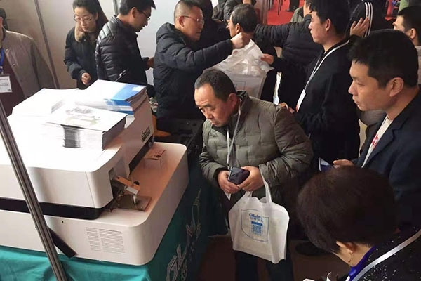 站臺(tái)前人頭攢動(dòng) 站臺(tái)前人頭攢動(dòng)