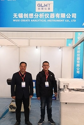 展臺前的沈經(jīng)理和于經(jīng)理 展臺前的沈經(jīng)理和于經(jīng)理