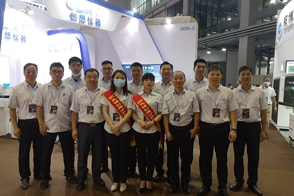 創(chuàng)想儀器GLMY在站臺前留影 創(chuàng)想儀器GLMY在站臺前留影