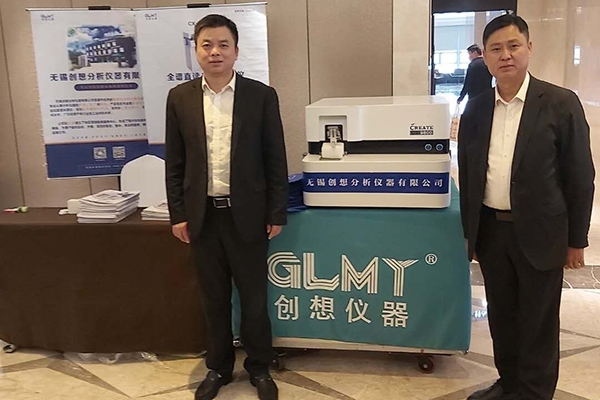 創(chuàng)想儀器展臺(tái)前 創(chuàng)想儀器展臺(tái)前