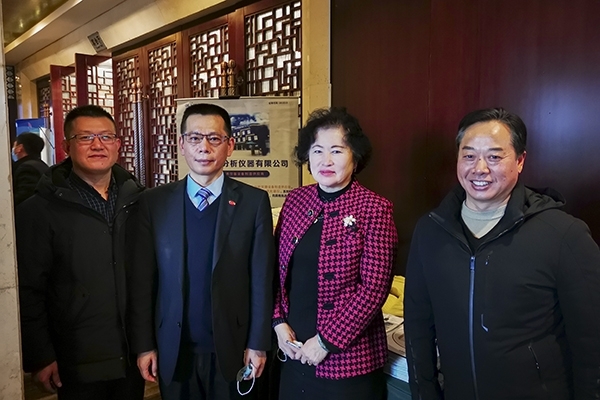 中國鑄造協(xié)會秘書長張志勇，天津鑄鍛行業(yè)協(xié)會秘書長王繼英蒞臨創(chuàng)想儀器展位前參觀指導(dǎo)