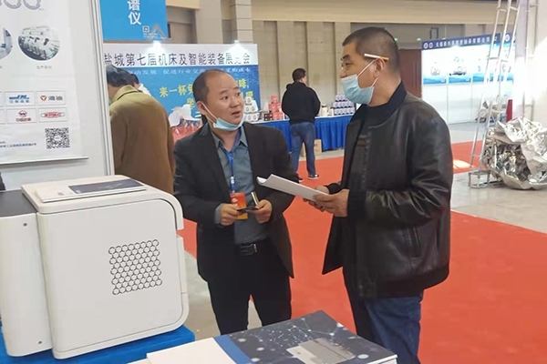 為嘉賓介紹儀器 為嘉賓介紹儀器