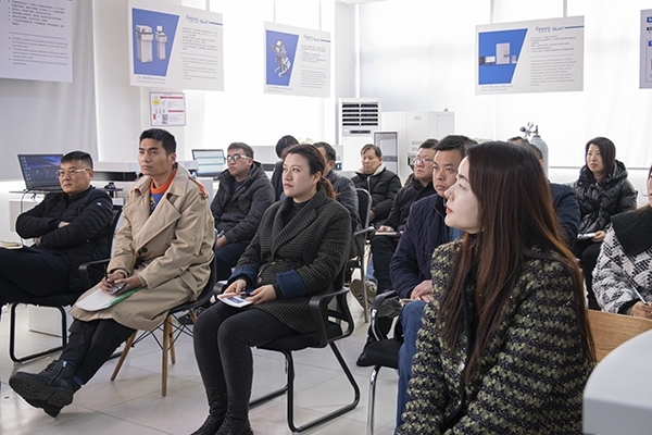 銷售人員認(rèn)真聽(tīng)講 銷售人員認(rèn)真聽(tīng)講