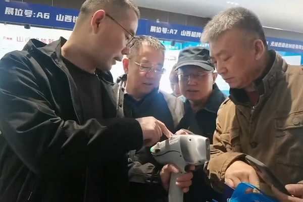 為嘉賓演示伊瓦特手持式光譜儀的現(xiàn)場檢測 為嘉賓演示伊瓦特手持式光譜儀的現(xiàn)場檢測