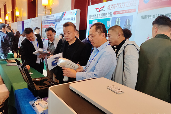 為客戶現(xiàn)場(chǎng)演示手持式光譜儀操作 為客戶現(xiàn)場(chǎng)演示手持式光譜儀操作